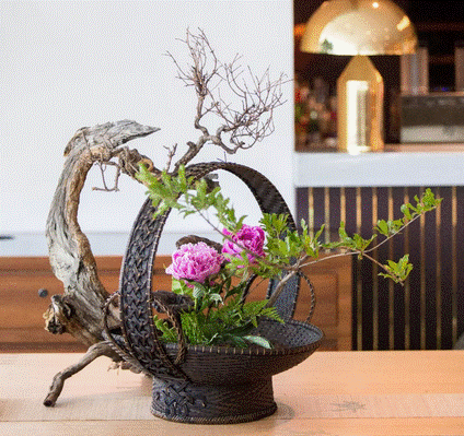豆瓣时间首个视频内容付费专栏《花知道答案——中日名师插花课》上线，12位插花名师开启“致趣生活”