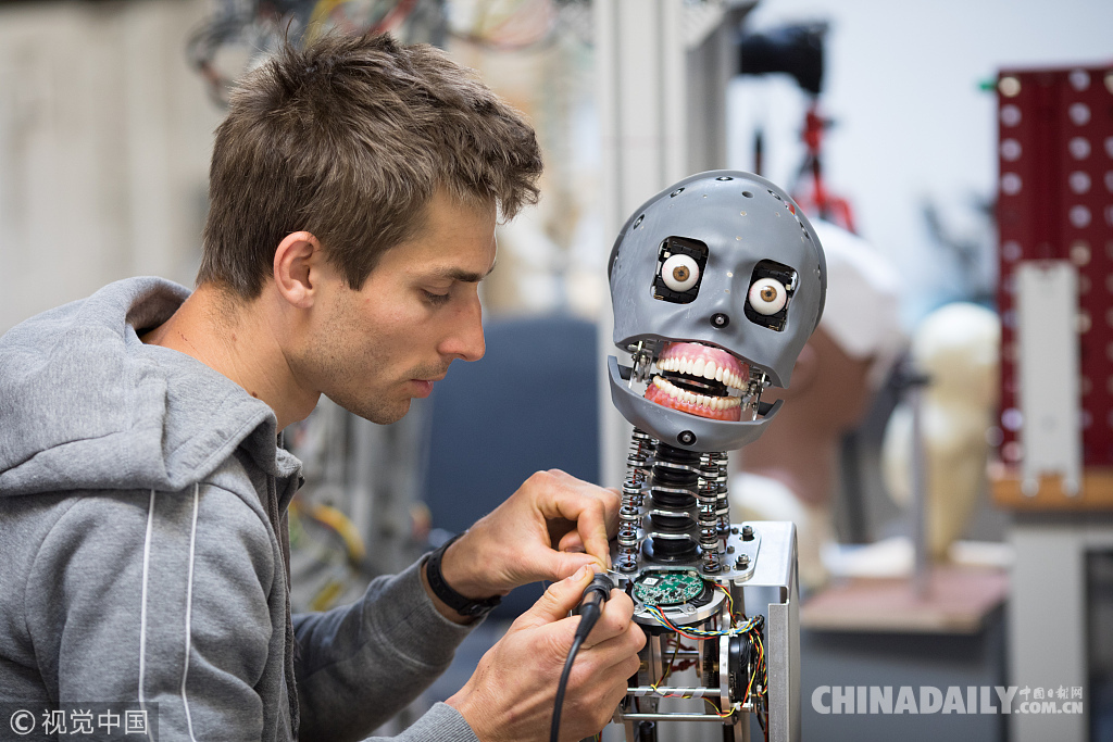 探访英国机器人工厂 仿佛置身科幻电影