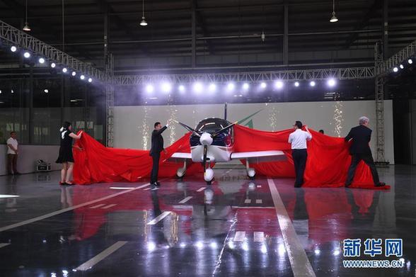 中国民企自主研制通用飞机GA20首次下线滑跑