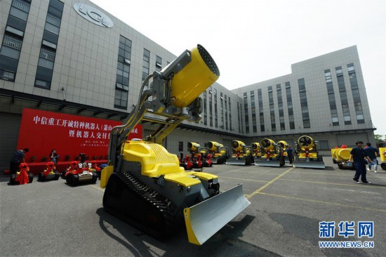 浙江杭州：新型消防机器人交付使用