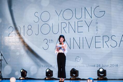 明道携MISHANG美白饮惊喜现身方蕊三周年现场