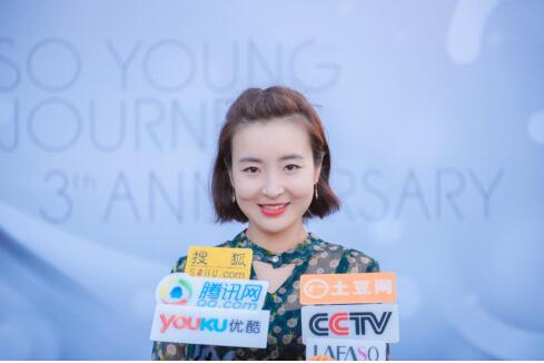 明道携MISHANG美白饮惊喜现身方蕊三周年现场