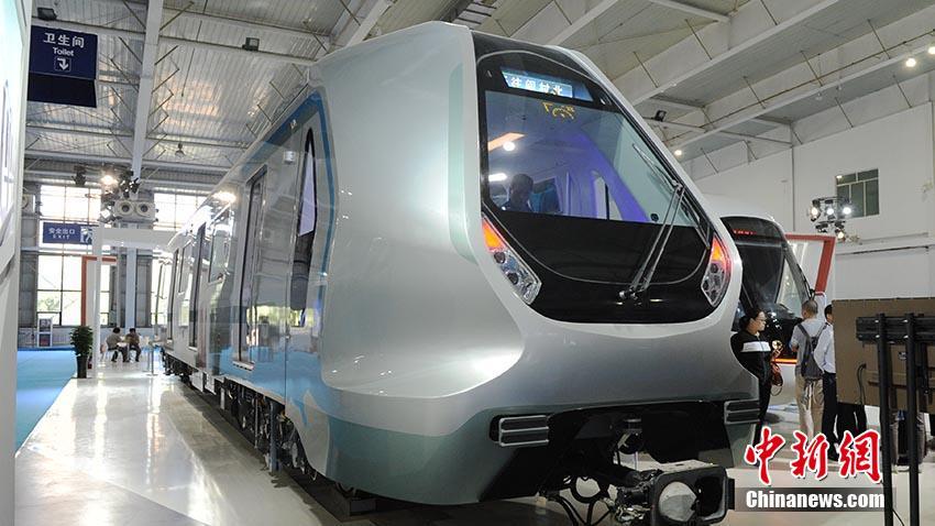 中国“未来地铁车”亮相 集无人驾驶等多种黑科技
