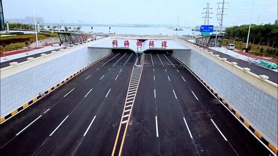 中建一局承建的中国首条湖底隧道管廊合建工程全线通车