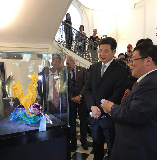 “萃华宫匠非遗花丝文化臻品全球巡展启航发布会”于法国卢浮宫成功举办